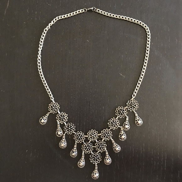 Jewelry - Vintage silver necklace.